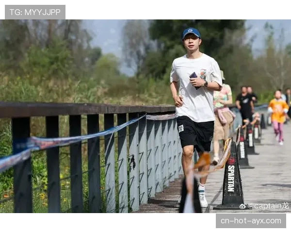 马龙训练完顺手啃了根蛋白棒,这自律我连边都摸不着 马龙训练完顺手啃了根蛋白棒,这自律我连边都摸不着
